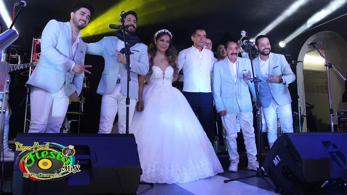 Quinceanera con grupo musical en pista de baile